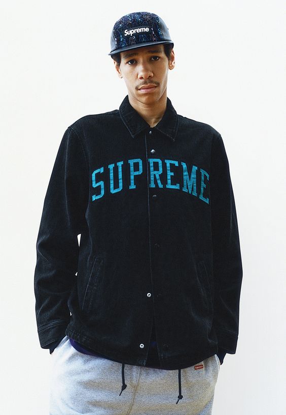un skateur portant du supreme