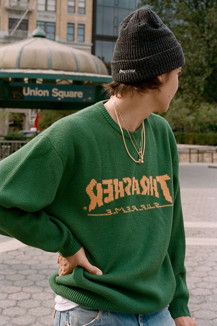 un skateur portant un sweat Trasher magazine 