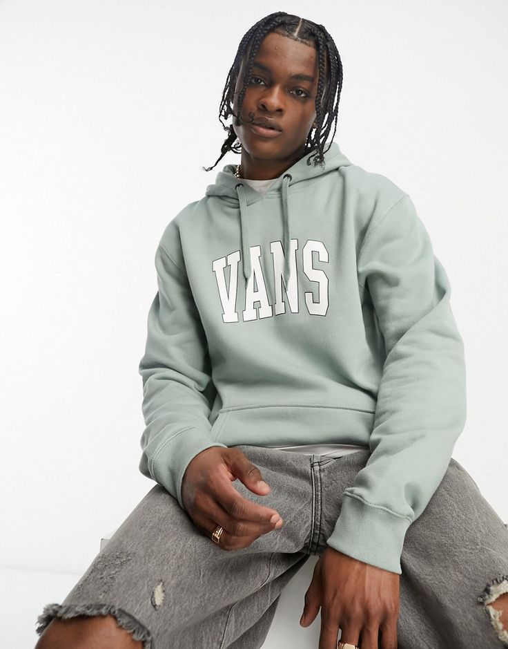 un skateur posant avec la marque vans sur son sweat